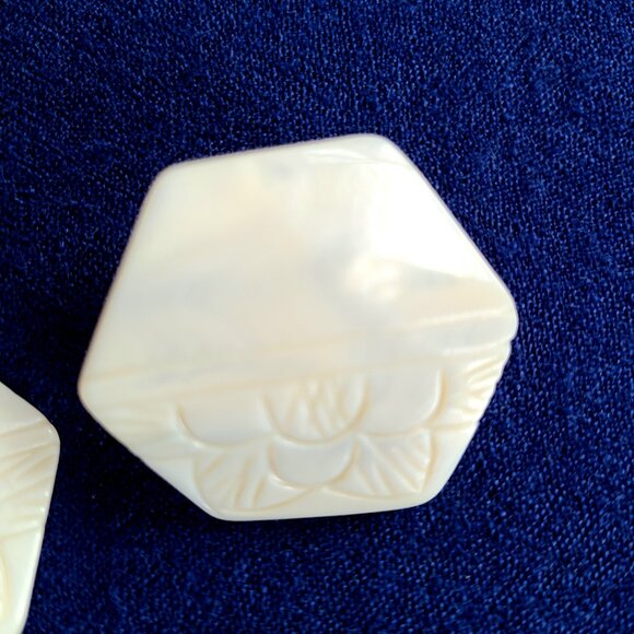 Large vintage Mother of Pearl earrings with carved flowers. - Picture 4 of 8